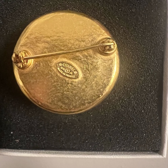 🤩VERY RARE Authentic Vintage CHANEL Faux Pearl Gold BROOCH! Mint cond w/ box. - Picture 5 of 5